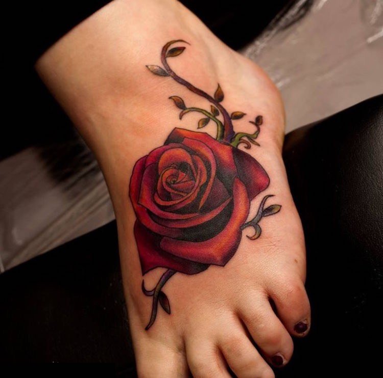 ros-tendril-tatuering-fötter-röda