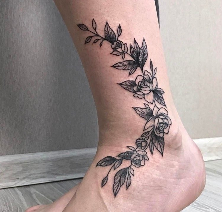 Rose tendril tatuering fot svart