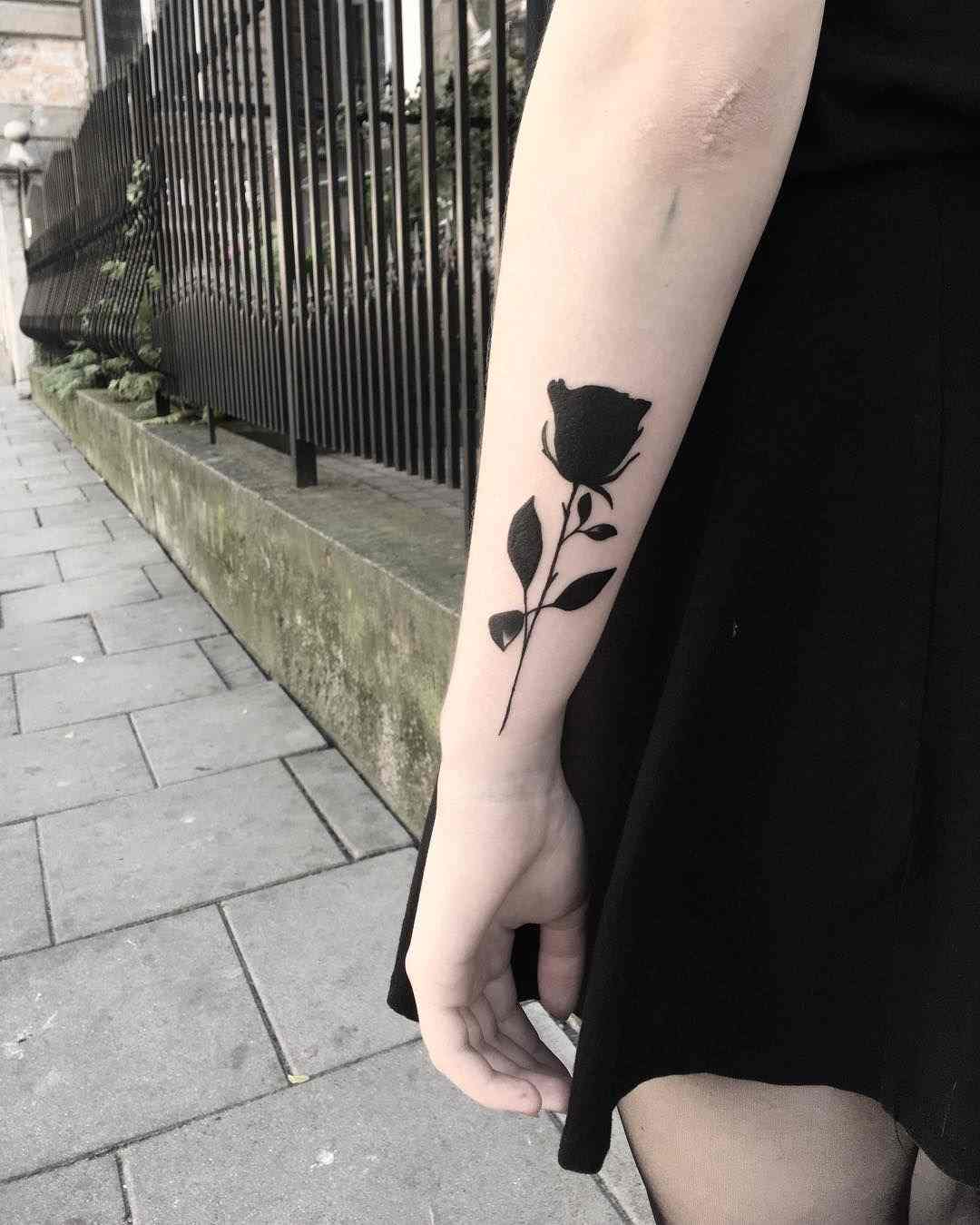 Black Roses Tattoo Betydelse Underarm Tattoo Design kvinnor