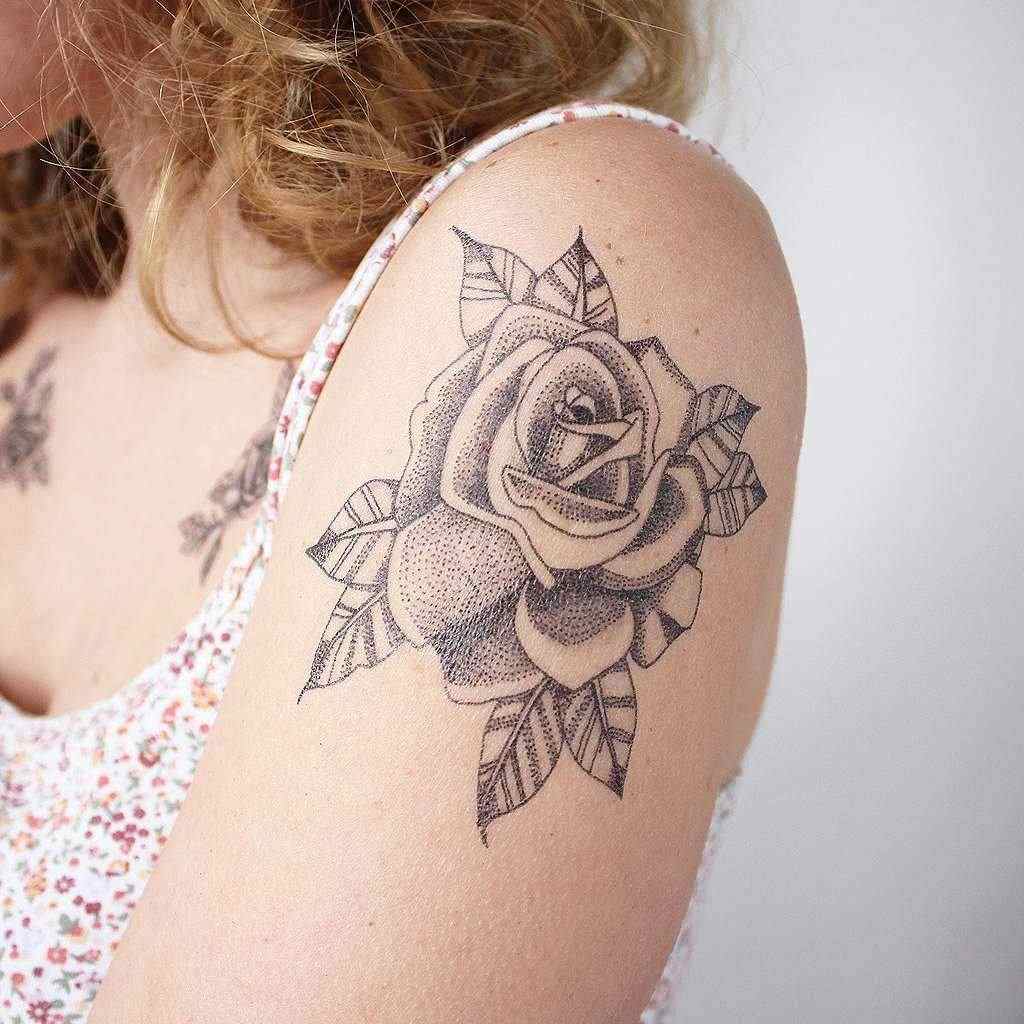 Rose tatuering axel kvinnor tatuering design liten tatuering vård sommar