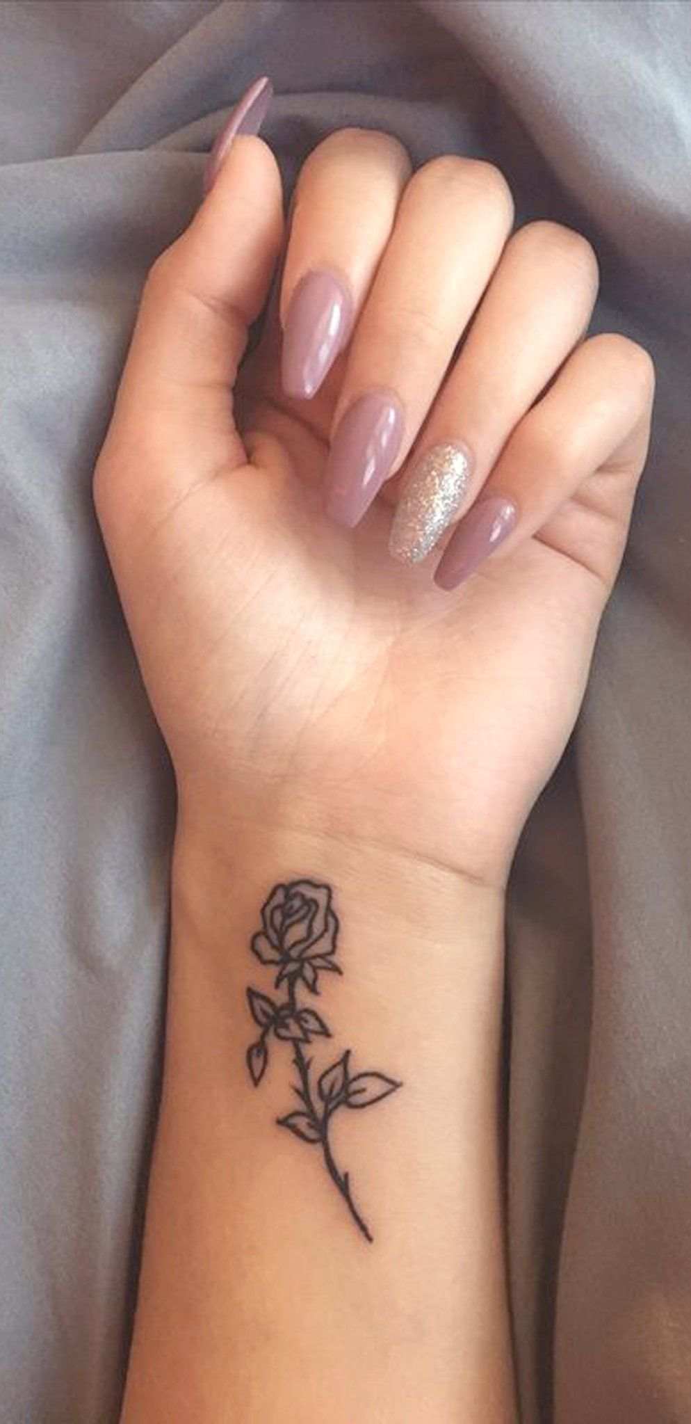 Tatuering ros liten handled kvinnor tatuering design nageldesign spik trendsd
