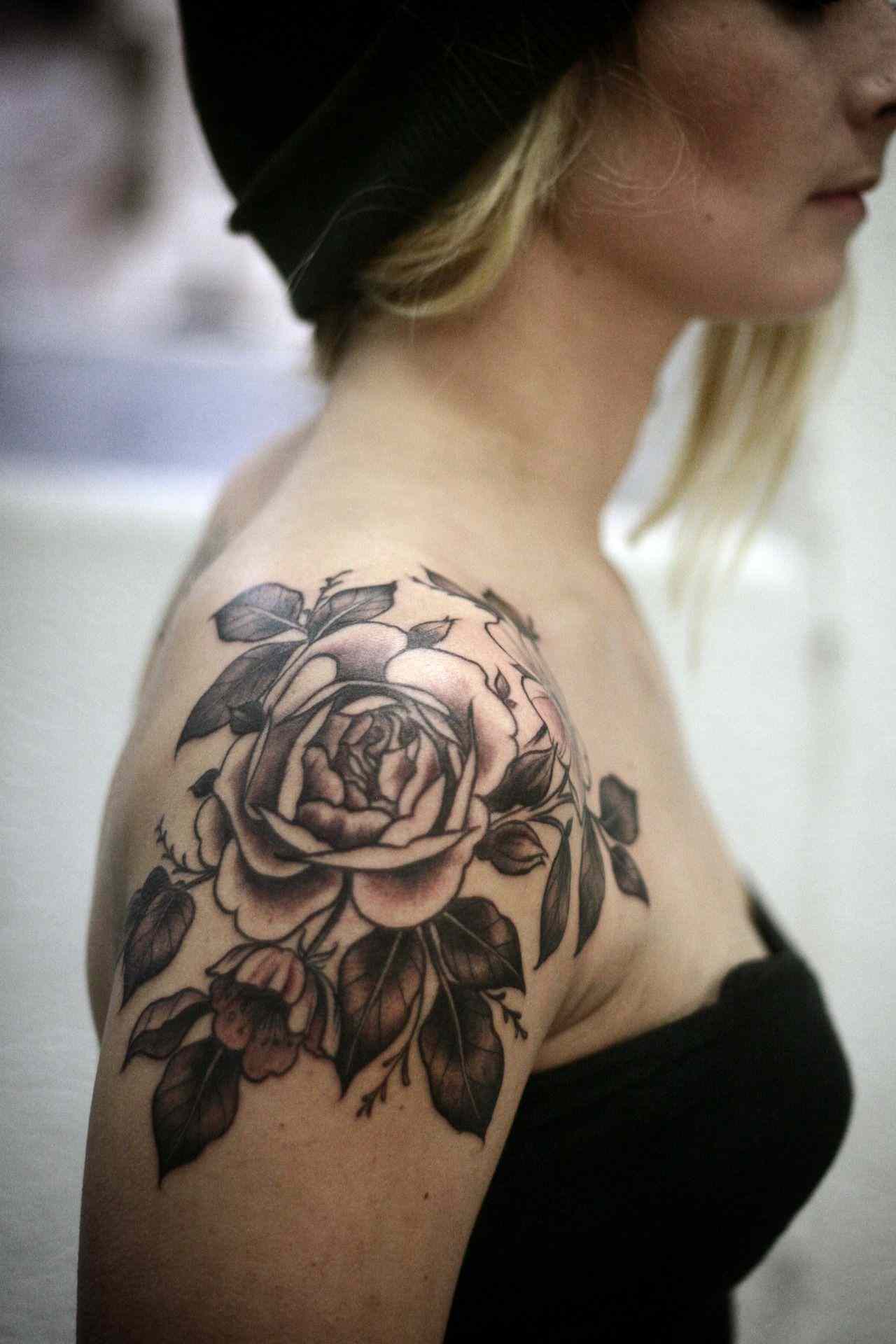 Tatuering på axeln kvinnor smärta svart grå tatuering design