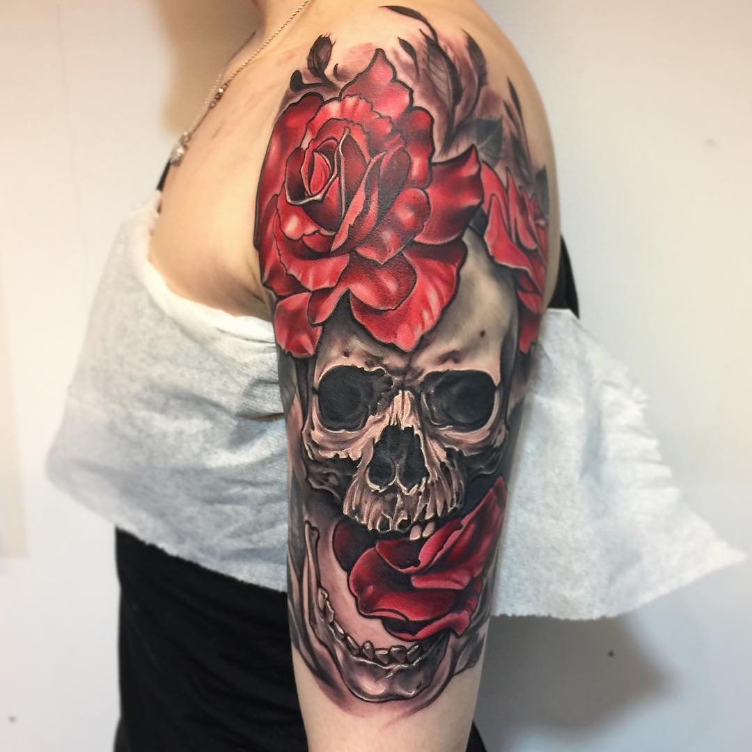 Skalle med rosor tatuering axel kvinnor tatuering design rött bläck