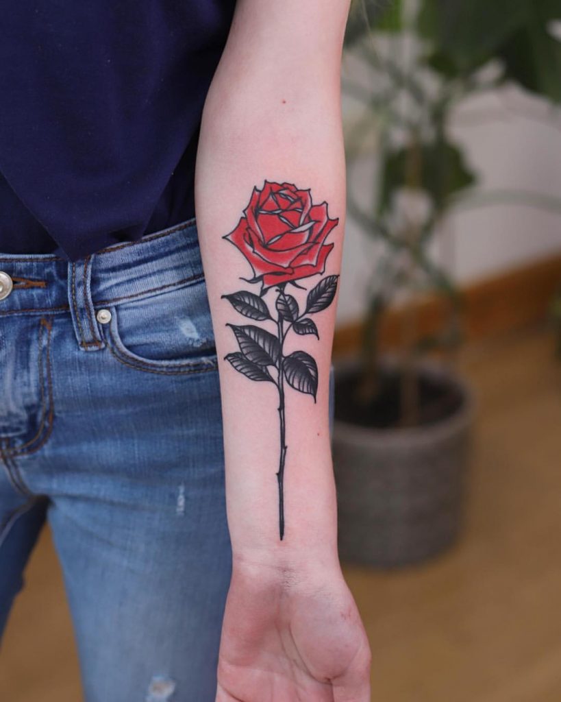 Tatuering rosor små tatuering trender underarm Realistiska stil tatuering motiv