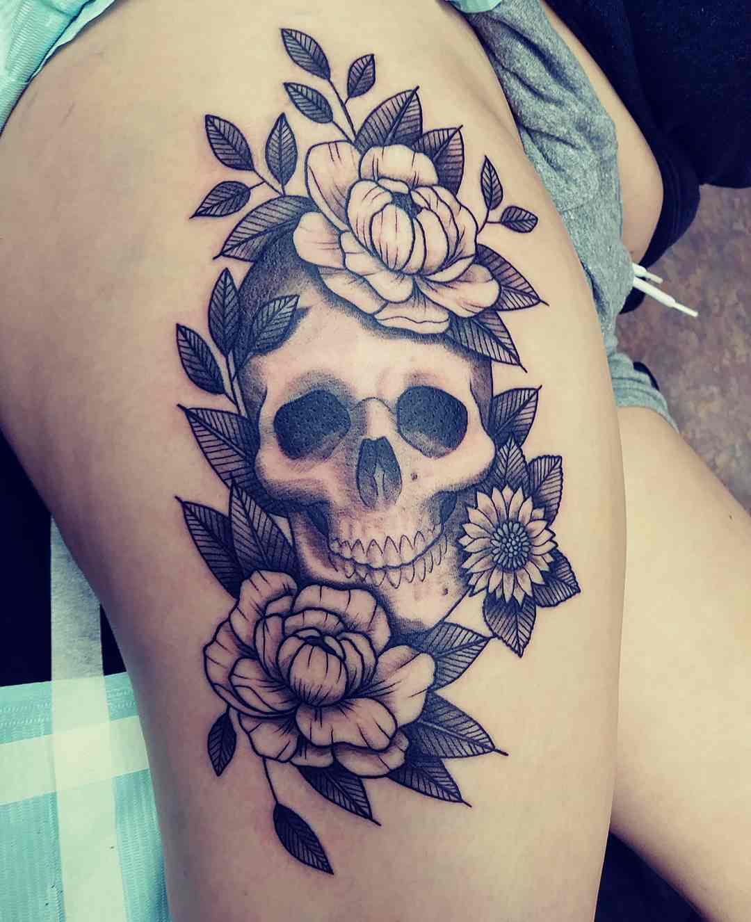 Skalle rosor tatuering idéer lår tatuering smärta kvinnor