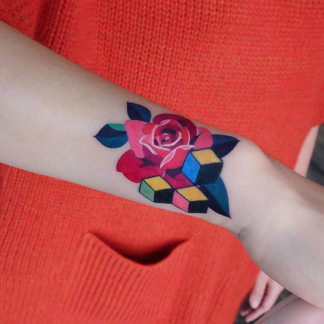 Tatuering underarm ros tatuering trender motiv kvinnor små