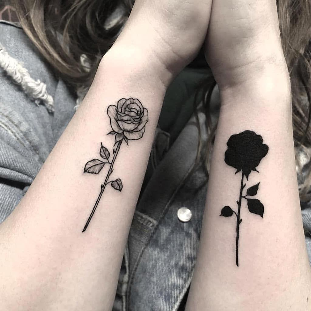svarta blommor tatuering underarm handled hand tatuering design motiv tatuering vård