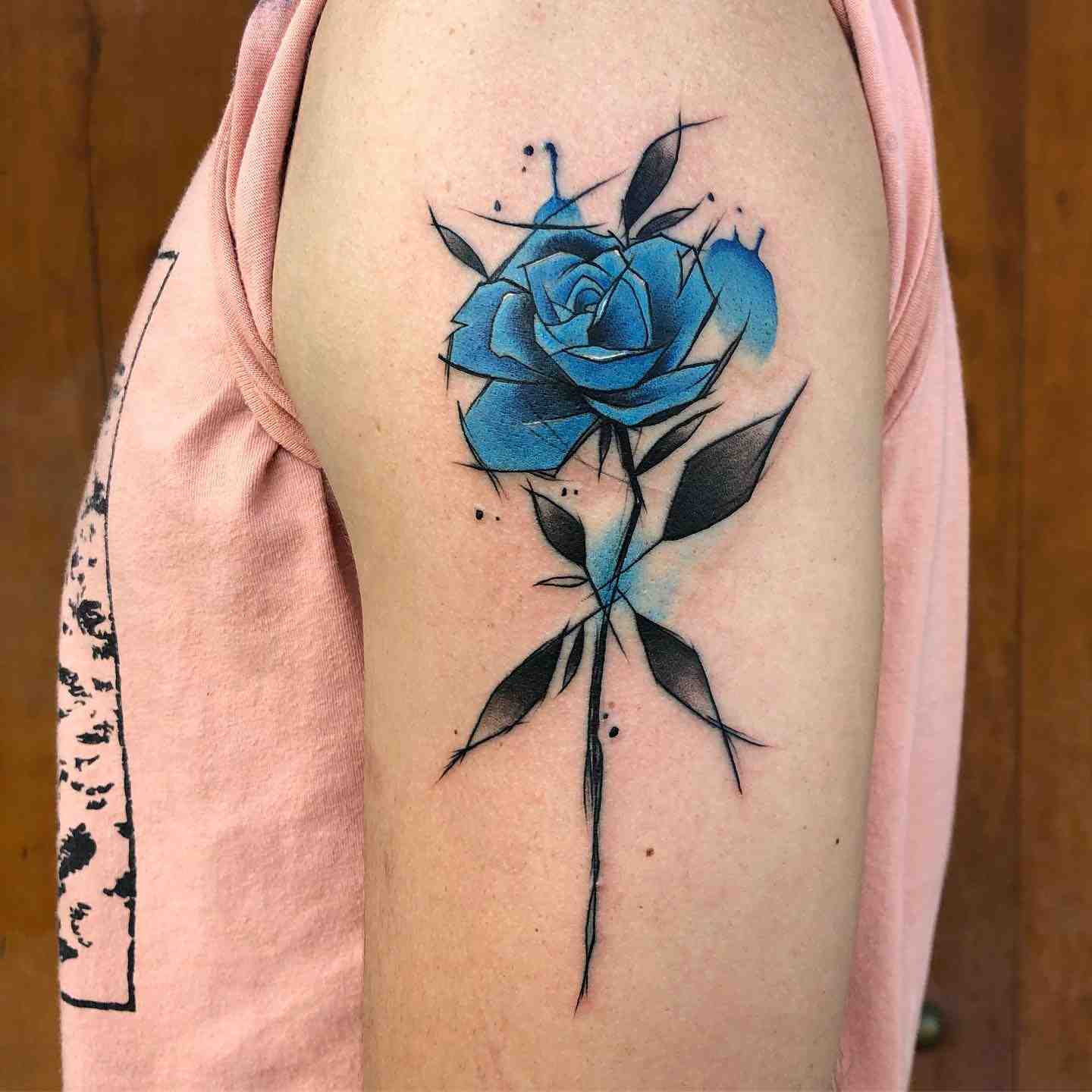 Tatuering på axeln kvinnor smärta akvarell tatuering trender