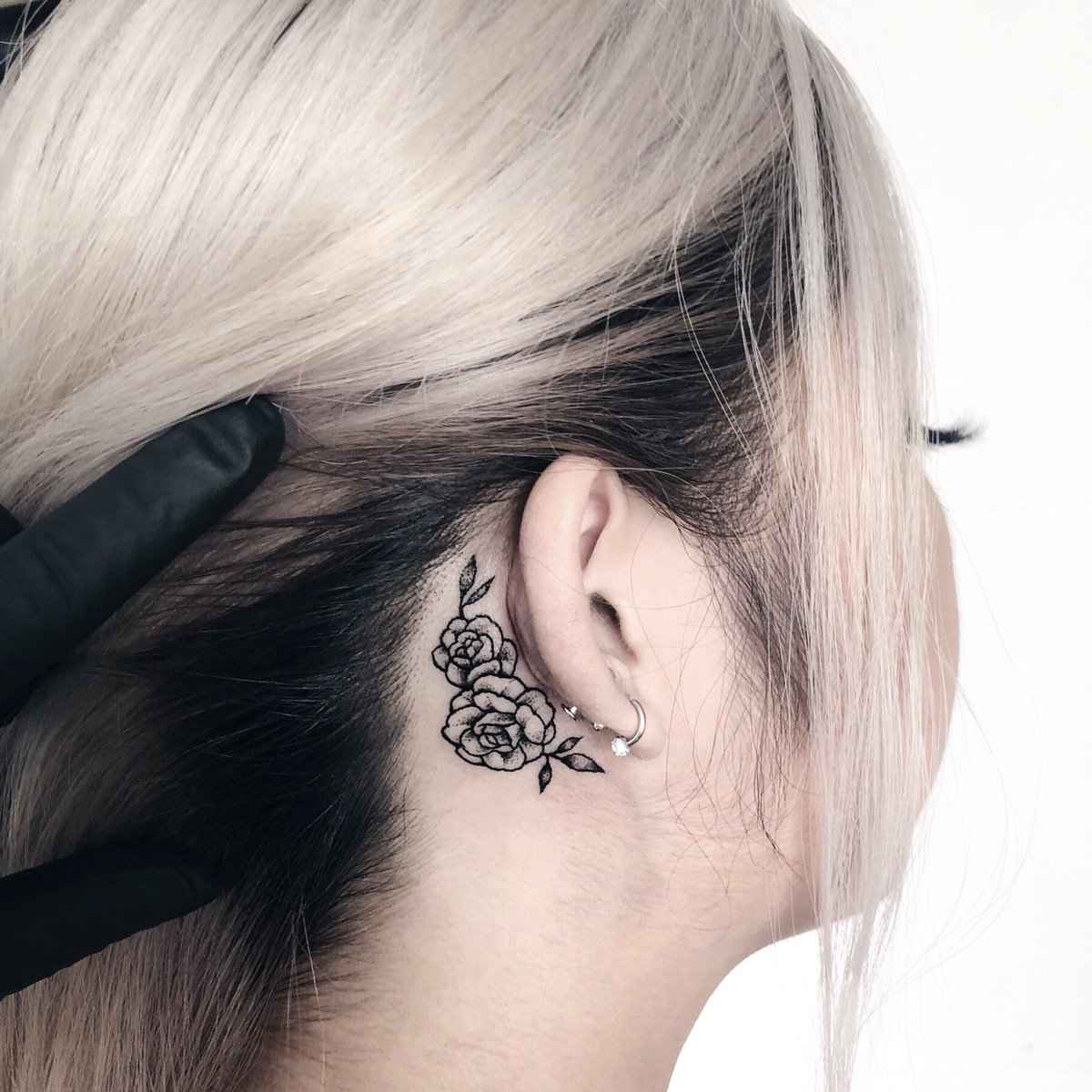 Tatuering bakom örat smärta tatuering motiv kvinnor små idéer