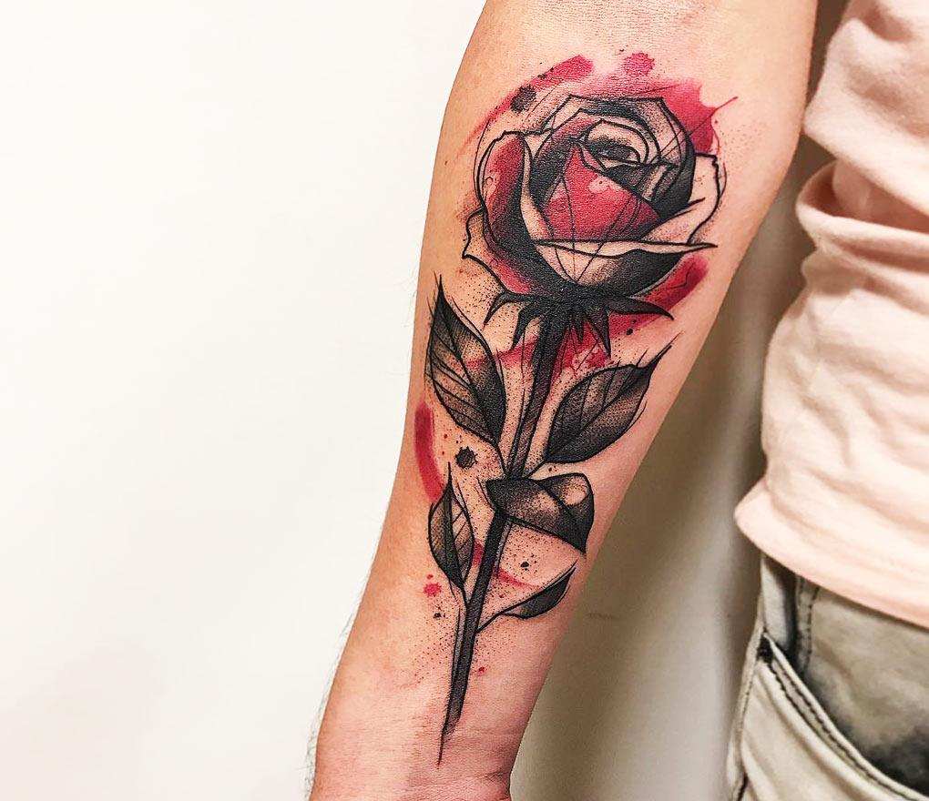 Tatuering underarm ros svart röd tatuering design polka skräp tatuering trender