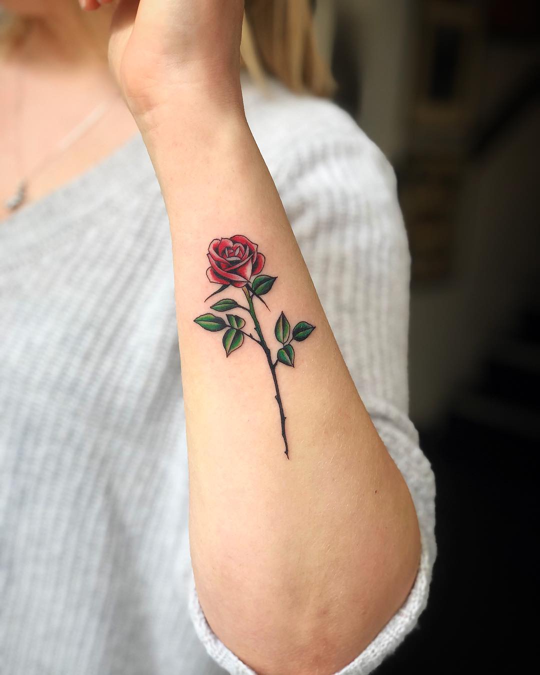 Tatuering underarm ros liten tatuering design kvinnor tatuering vård