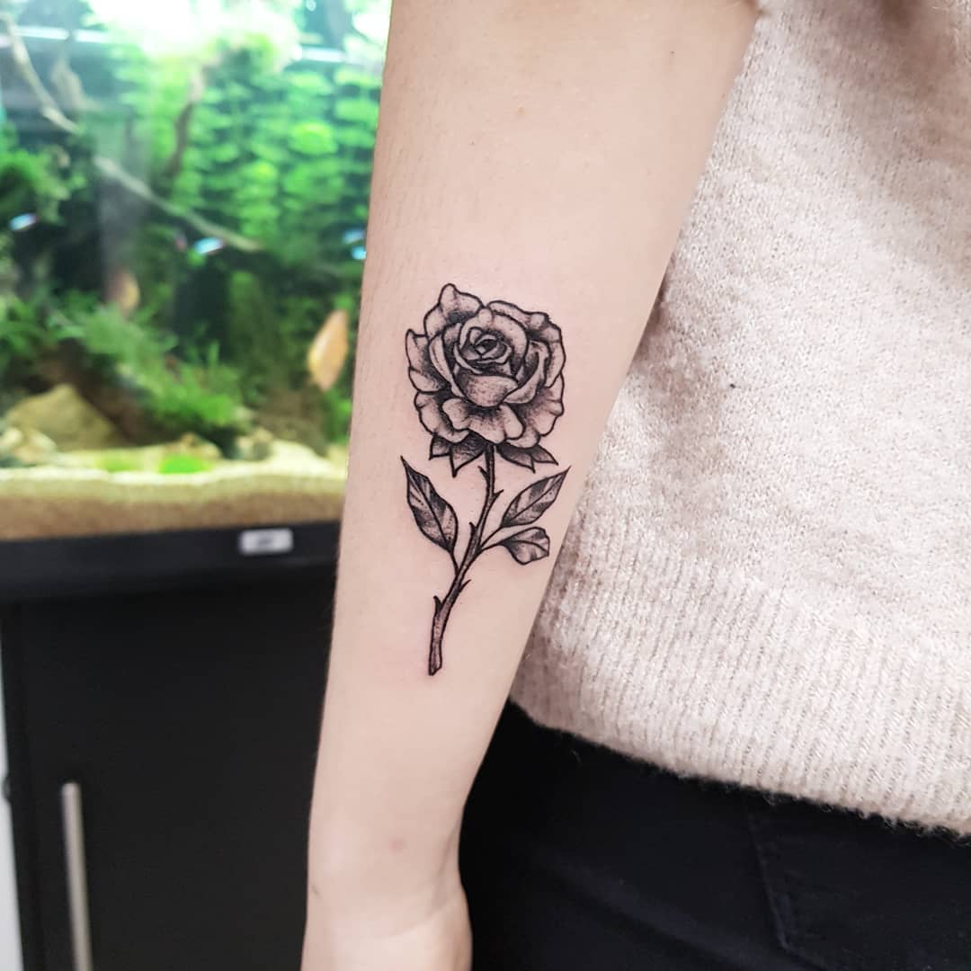 Tattoo rose små svartvita tatuering trender tatuering design blommor