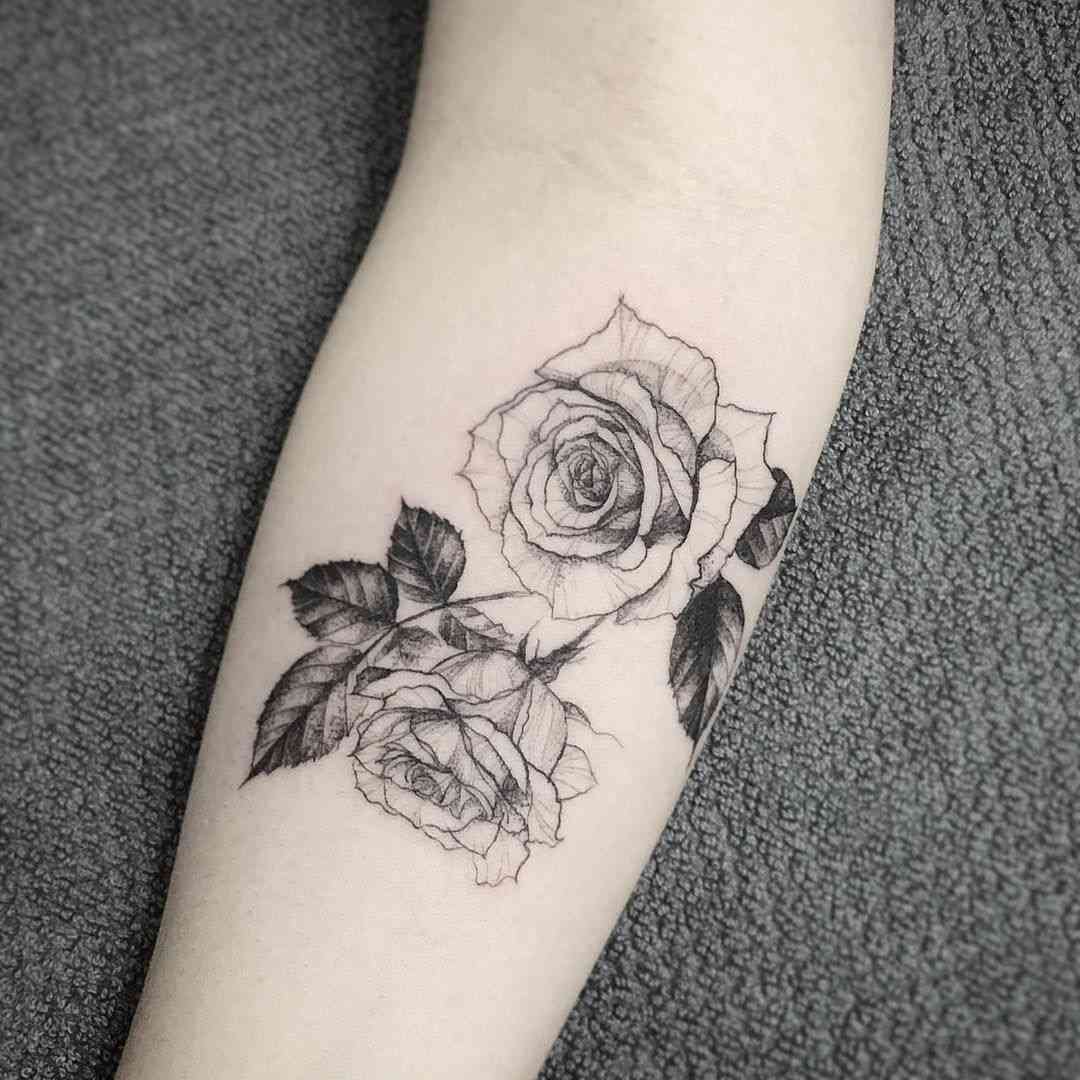 Rosor tatuering arm kvinna liten tatuering motiv blommor