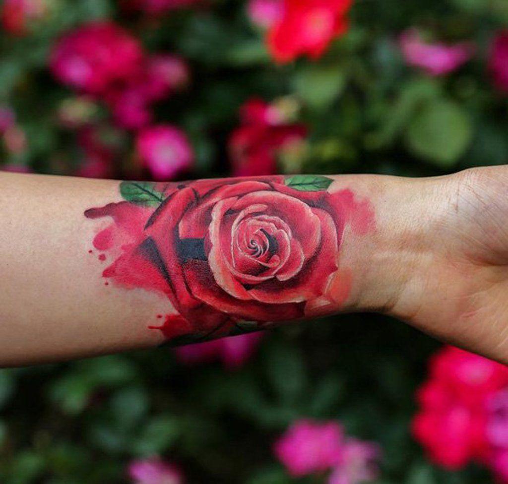 Rosor tatuering arm kvinna handled tatuering design tatuering trender akvareller