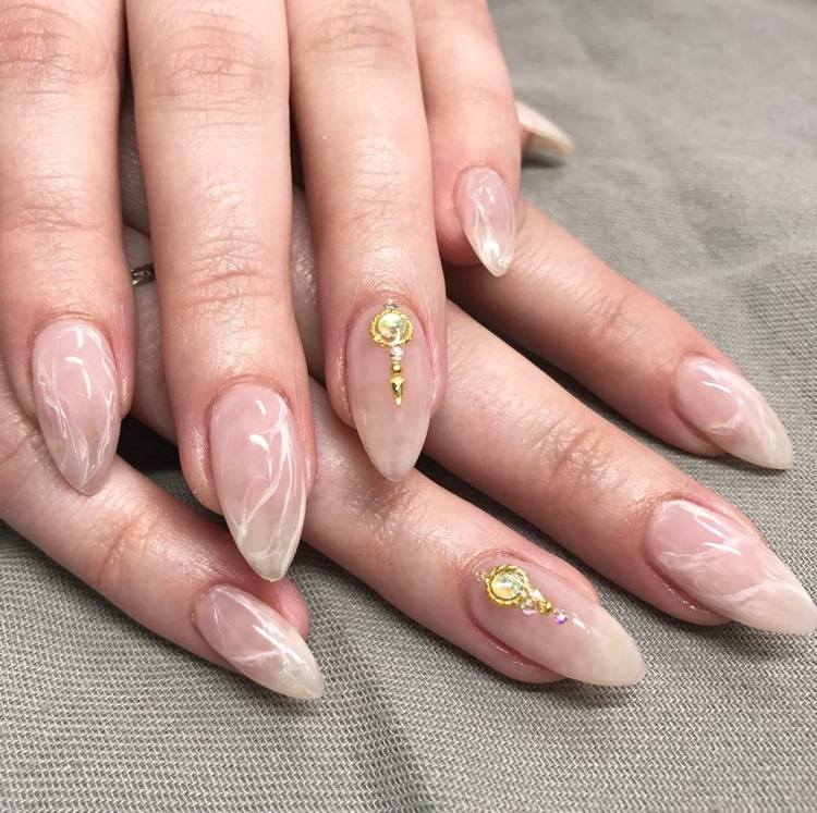 Rosenkvarts naglar stilettspetsade med gel