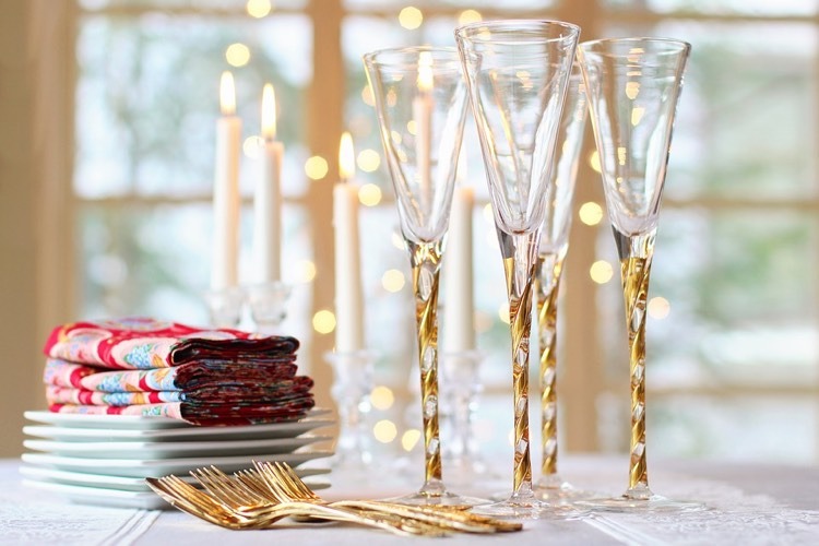 Deco-jul-vardagsrum-guld-rött-matbord