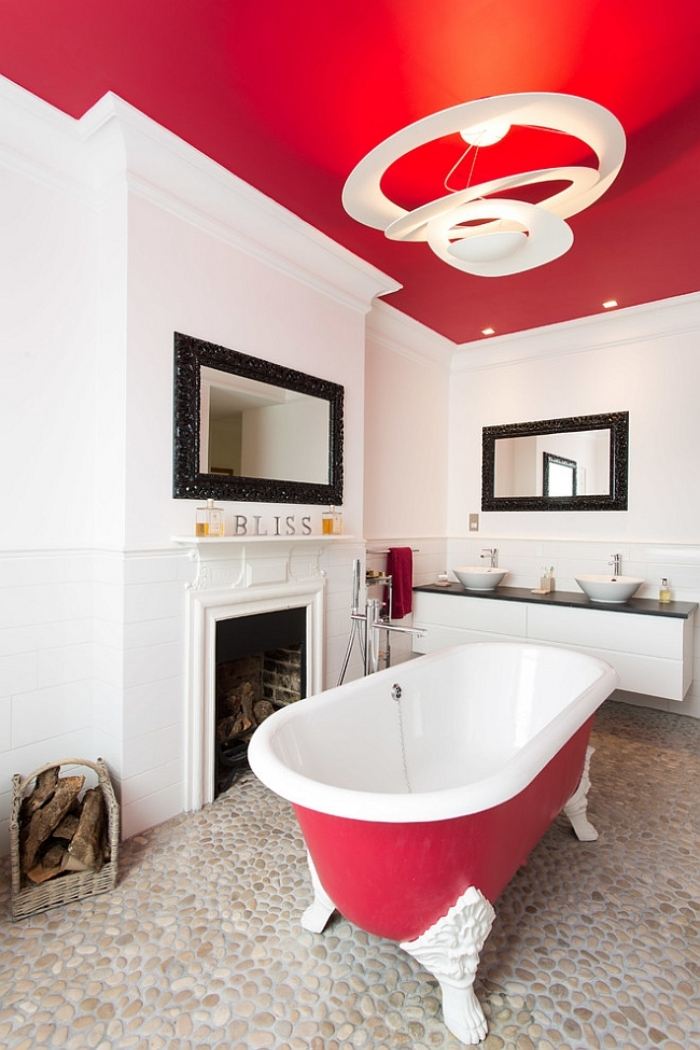 vintage-badkar-rött-tak-vit-vägg-rött-badkar