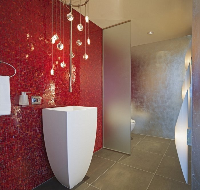 modern-badrum-röd-vägg-mosaik-kakel-pelare-tvättställ-silver-vägg-färg-golvplattor-Venture-Arkitektur