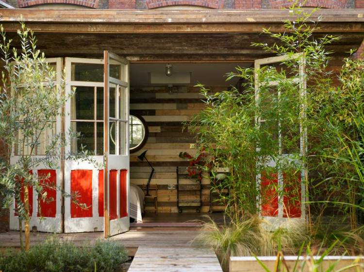 röd-trädgård-attraktiva-deco-shabby-dörrar-trä-accent-fönster
