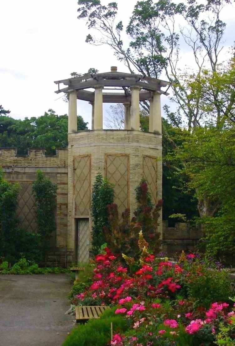 röd-trädgård-romantisk-trädgård design-bänk-trä-torn-klättring växter