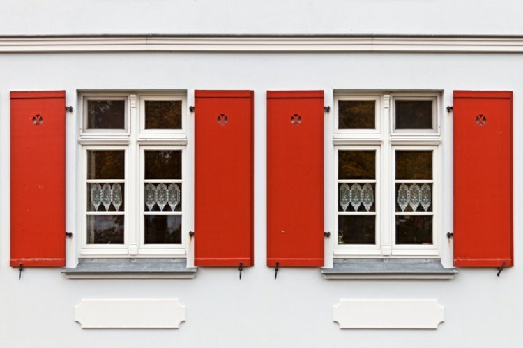 röd-trädgård-fönsterluckor-idé-rustik-attraktiv-vit-hus-fasad-fönster