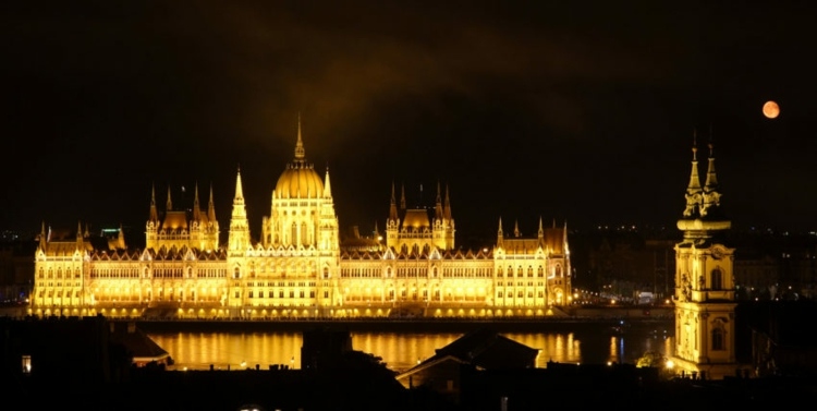 röd-gul-utsikter-panorama-budapest-parlamentet-natt-Donau