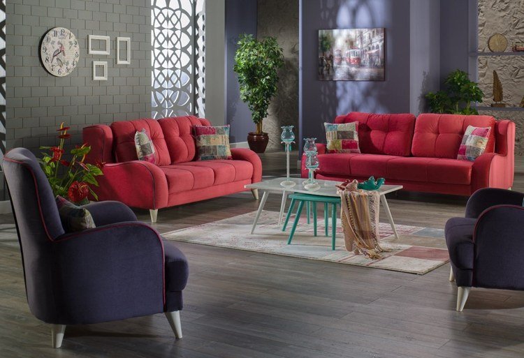 röd-soffa-vägg-färg-grå-lavendel-parkett-ek-grå