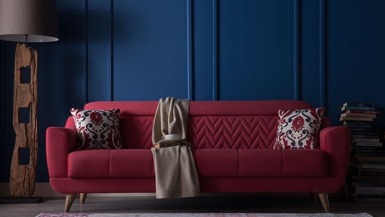 Röd soffvägg färg-marinblå-kudde-mönstrad-vit
