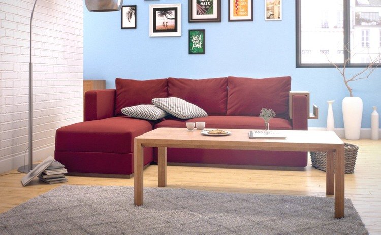 Röd soffa ljusblå-vägg-färg-vit-tegel-vägg-ljus-trä-golv-grå-matta