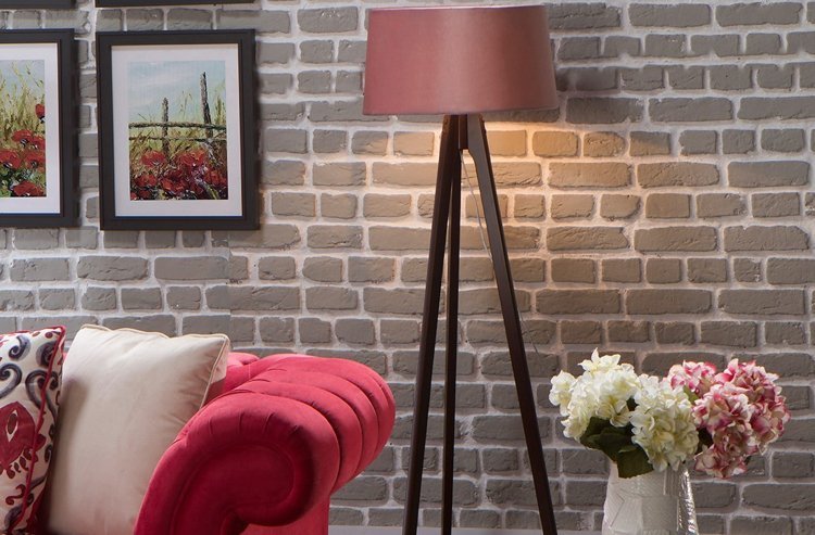 Röd soffa -vägg-design-tegel-grå-dekoration-vallmo-motiv