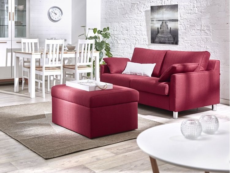 röd-soffa-vit-putsad-vägg-matplats-naturfibermatta
