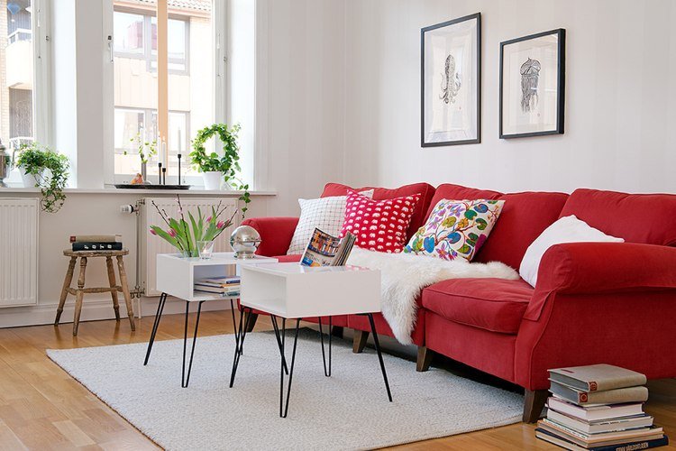 röd soffa vardagsrum-skandinavisk-vit-vägg-måla-matta