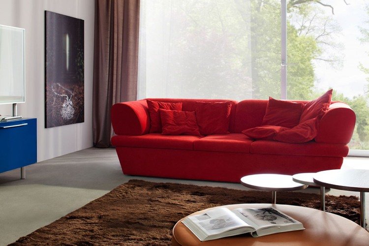 röd soffa, brun matta, gardiner, golv
