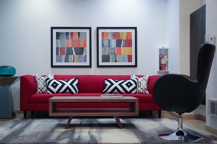 röd-soffa-kudde-svart-vit-matta-grå-abstrakt
