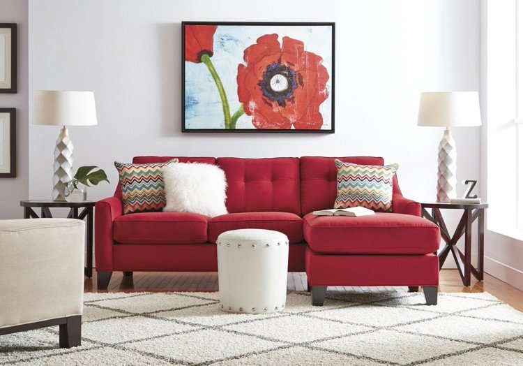 röd-soffa-trägolv-grädde-matta-vägg-vallmo