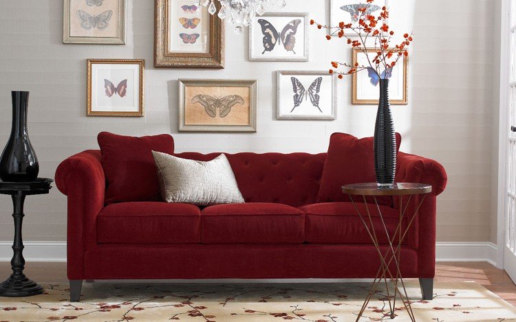 röd-soffa-greige-vägg-måla-deco-bild-ram-fjärilar