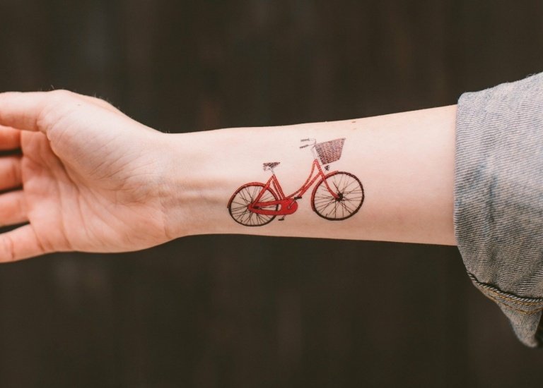 Röda tatueringar och vad du bör veta om dem - Cykel med svart