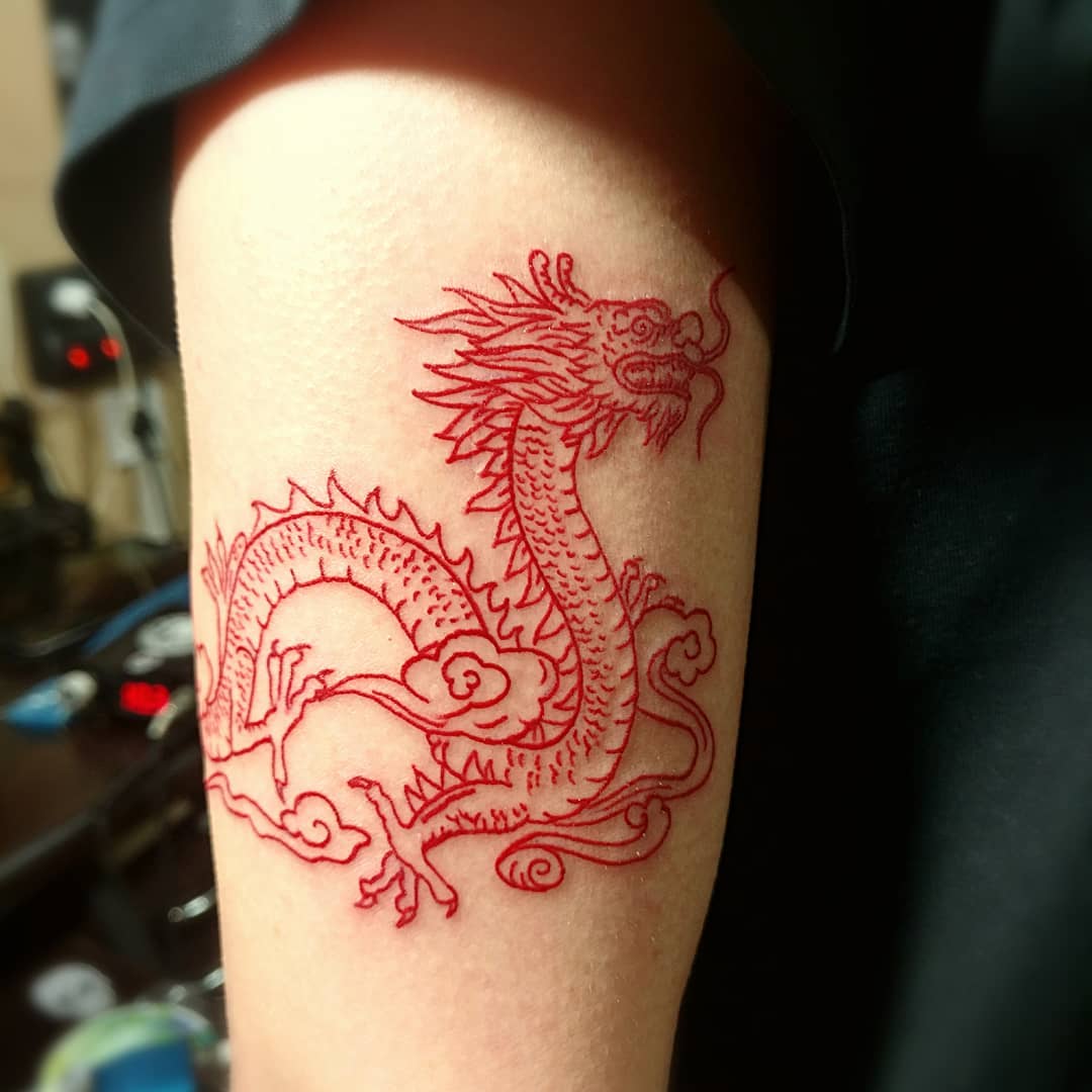 Kinesisk drake som motividé för en tatuering i rött