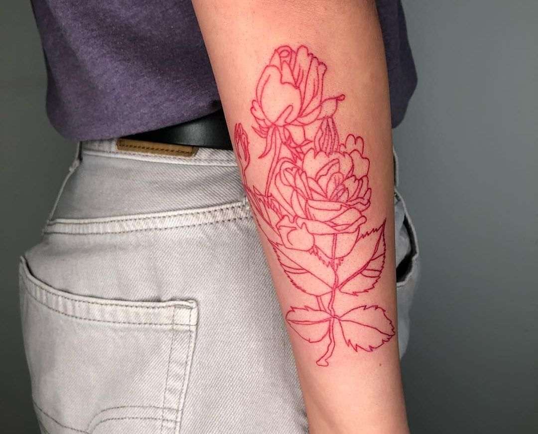 Blommor på underarmen helt i röd färg