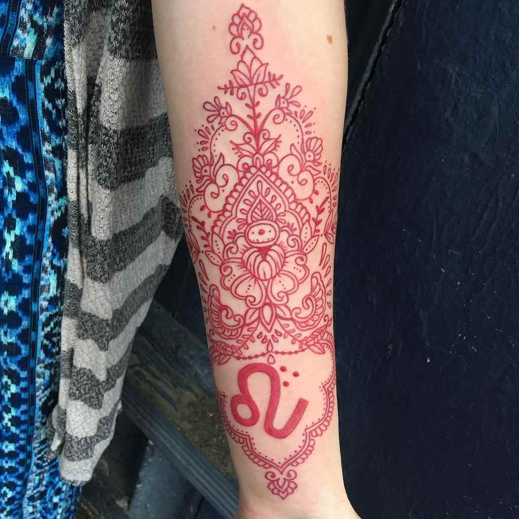 Buddistiska mönster är mycket populära för röda tatueringar