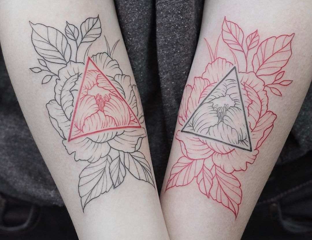 Blommig och geometrisk med trianglar i svart och rött