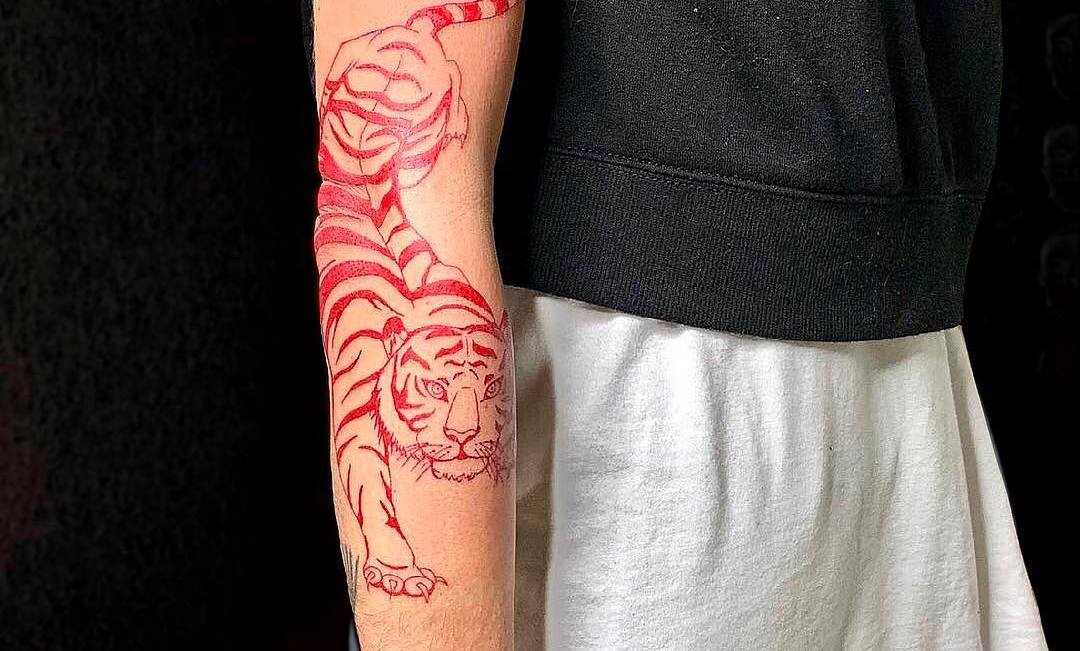 Stor röd tiger gjord helt av rött bläck för kvinnor