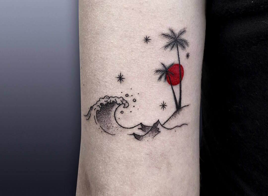 Röd måne som accent för ett motiv med en ö, palmer, stjärnor och våg