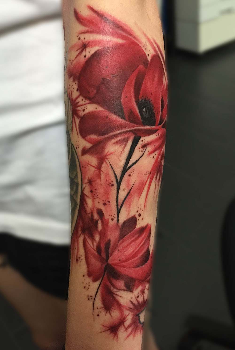 Röd akvarell effekt tatueringar för blommor på armen
