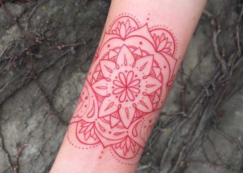 Mandala i rött som damer eller herrar tatueringar för armen