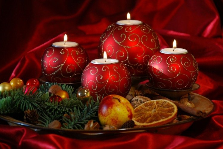röda juldekorationer idéer vindljus ornament guld potpourri orange