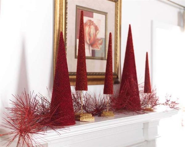 festlig-röd-jul-dekoration-idéer-mantelpiece-artificiella-jul-träd