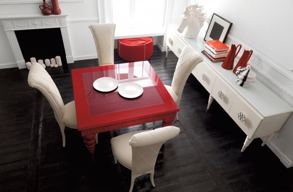 röd-matbord-vita-stolar-svart-golv