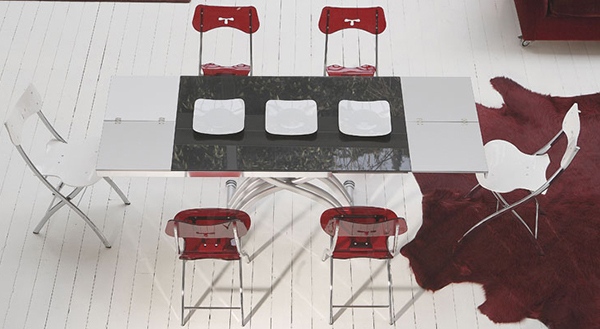 röd-akryl-stolar-röd-matta-matsal