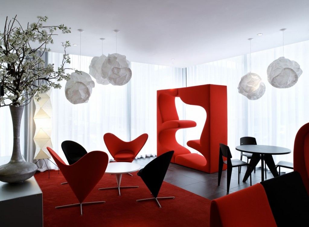 röd-möbler-stark-atmosfär-matsal